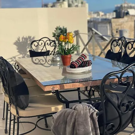 Sliema's Cozy Retreat - Industrial Styled Townhouse Holiday home