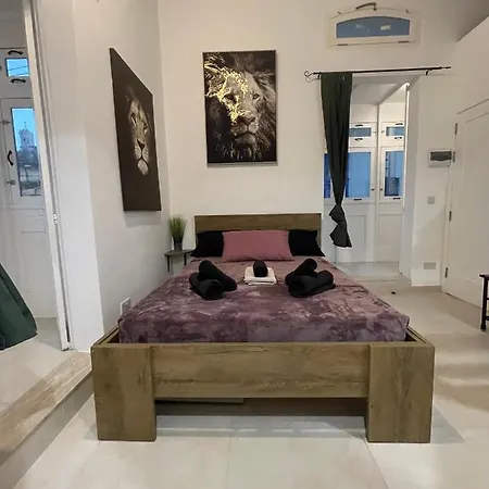 Sliema's Cozy Retreat - Industrial Styled Townhouse * Sliema