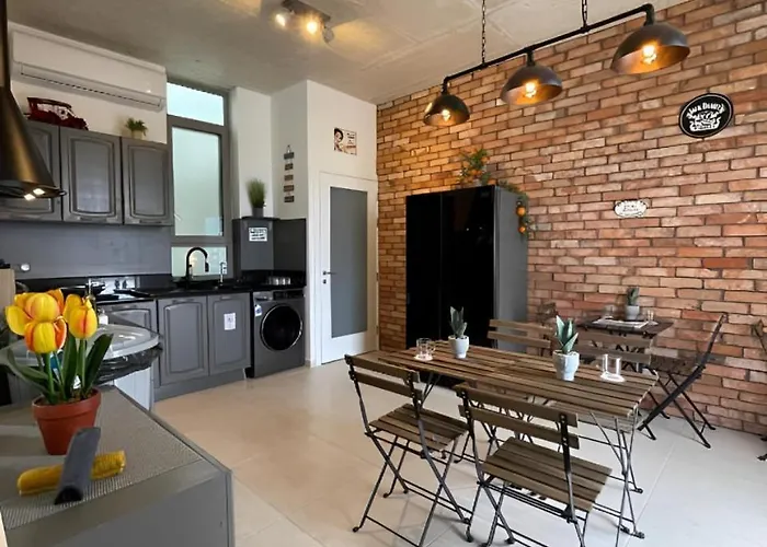 Cozy Townhouse With Rooftop View, Prime Spot