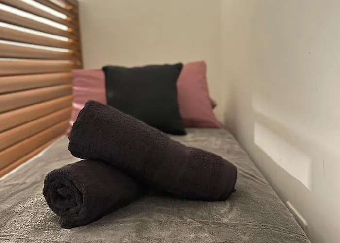 Cozy Townhouse With Rooftop View, Prime Spot *