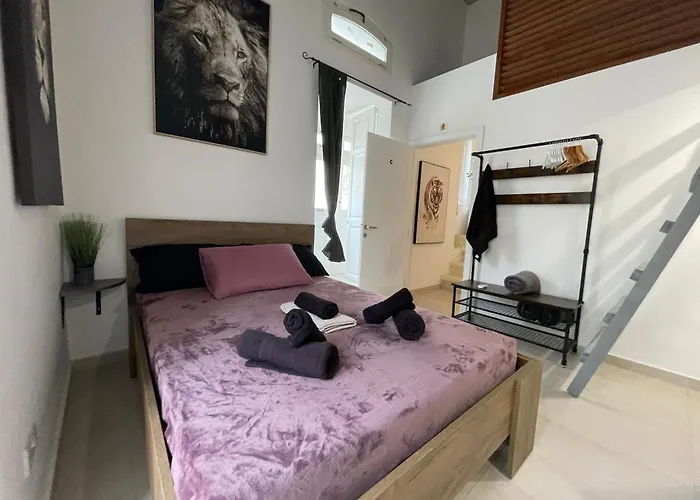 Cozy Townhouse With Rooftop View, Prime Spot *