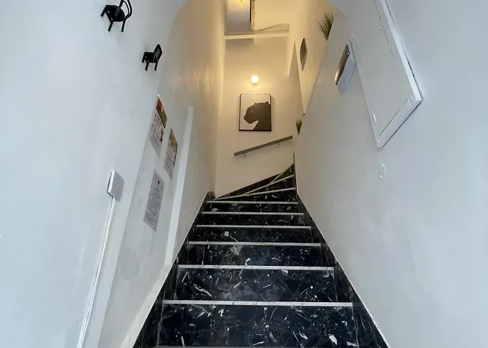 Cozy Townhouse With Rooftop View, Prime Spot Vakantiehuis Sliema