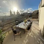 Cozy Townhouse With Rooftop View, Prime Spot Ferienhaus *