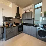 Ferienhaus Cozy Townhouse With Rooftop View, Prime Spot