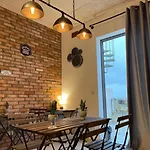 Cozy Townhouse With Rooftop View, Prime Spot Ferienhaus *