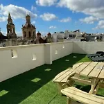 Cozy Townhouse With Rooftop View, Prime Spot Ferienhaus *