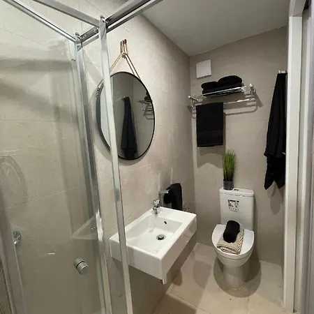 Cozy Townhouse With Rooftop View, Prime Spot