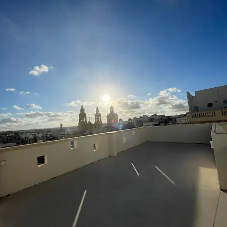 Cozy Townhouse With Rooftop View, Prime Spot