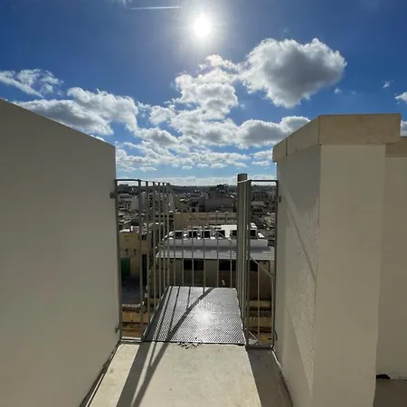 Townhouse, Sleeps 19, Rooftop, Terrace, Prime Spot W Sea & Valletta Views Case de vacanță *