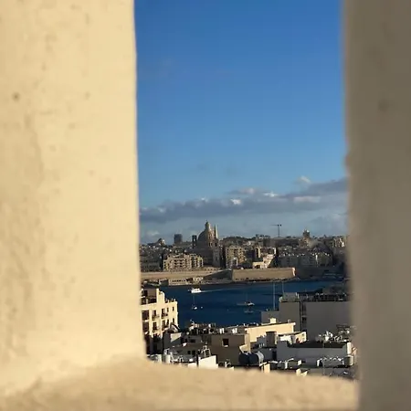 Case de vacanță Townhouse, Sleeps 19, Rooftop, Terrace, Prime Spot W Sea & Valletta Views