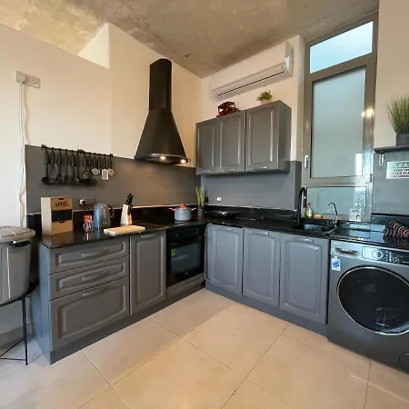 Feriehus Cozy Townhouse With Rooftop View, Prime Spot