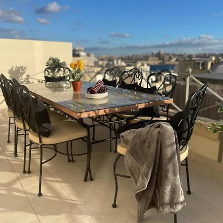 Townhouse, Sleeps 19, Rooftop, Terrace, Prime Spot W Sea & Valletta Views Case de vacanță *