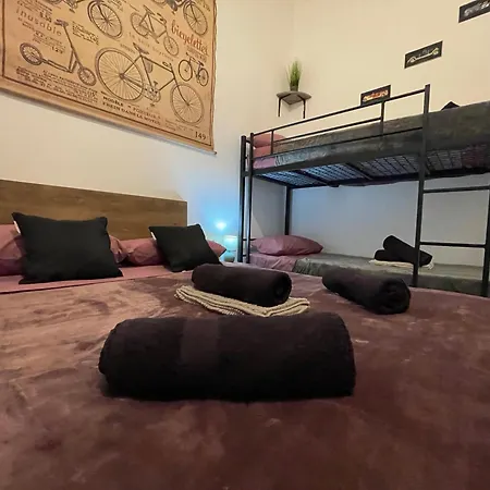 Townhouse, Sleeps 19, Rooftop, Terrace, Prime Spot W Sea & Valletta Views Case de vacanță *