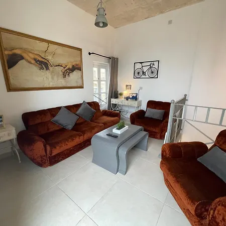 Townhouse, Sleeps 19, Rooftop, Terrace, Prime Spot W Sea & Valletta Views * Sliema