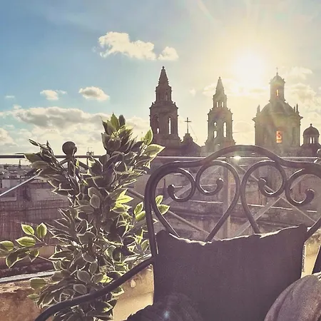 Townhouse, Sleeps 19, Rooftop, Terrace, Prime Spot W Sea & Valletta Views Case de vacanță *