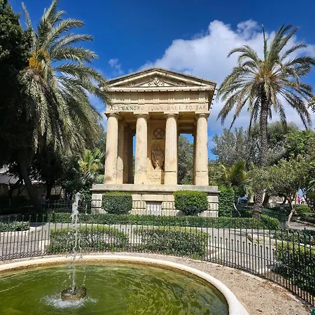 Cozy Townhouse With Rooftop View, Prime Spot