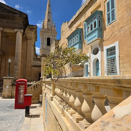 Дом отдыха Cozy Townhouse With Rooftop View, Prime Spot