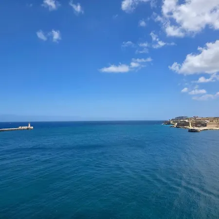 Cozy Townhouse With Rooftop View, Prime Spot Prázdninový dům *