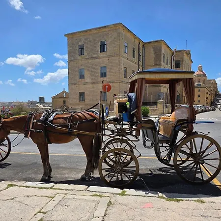 Дом отдыха Cozy Townhouse With Rooftop View, Prime Spot *
