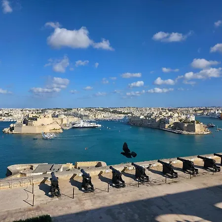 Ferienhaus Cozy Townhouse With Rooftop View, Prime Spot Sliema