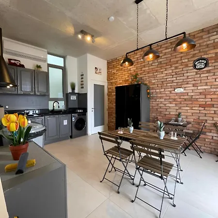 Cozy Townhouse With Rooftop View, Prime Spot Prázdninový dům