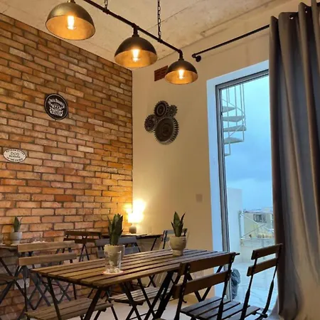 Cozy Townhouse With Rooftop View, Prime Spot Prázdninový dům *