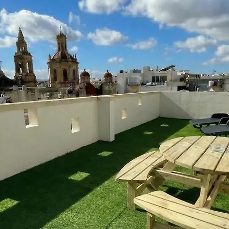 Cozy Townhouse With Rooftop View, Prime Spot Nyaraló *