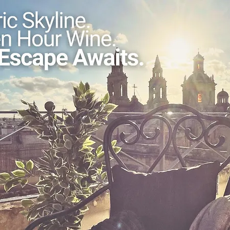 Cozy Townhouse With Rooftop View, Prime Spot *