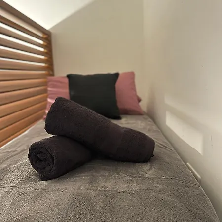 Cozy Townhouse With Rooftop View, Prime Spot *