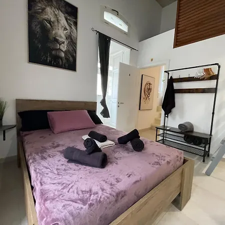 Cozy Townhouse With Rooftop View, Prime Spot *