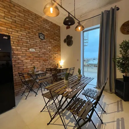 Cozy Townhouse With Rooftop View, Prime Spot