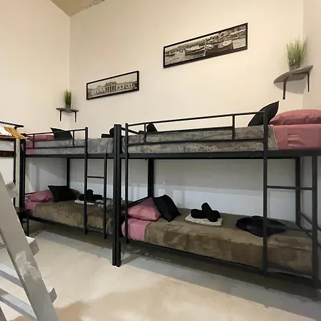 Cozy Townhouse With Rooftop View, Prime Spot