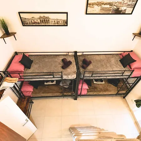 Cozy Townhouse With Rooftop View, Prime Spot