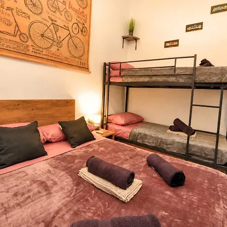 Cozy Townhouse With Rooftop View, Prime Spot *