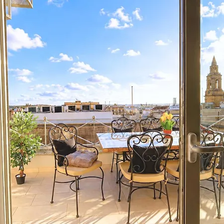 Cozy Townhouse With Rooftop View, Prime Spot * Sliema