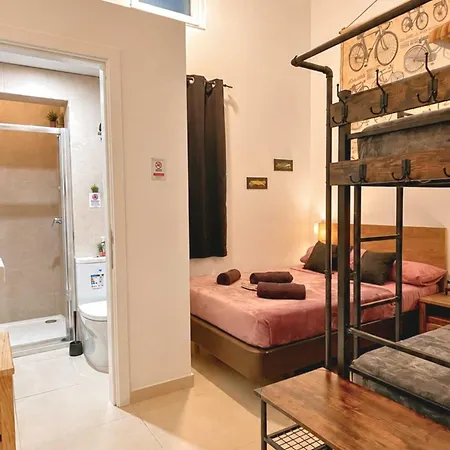 Cozy Townhouse With Rooftop View, Prime Spot Prázdninový dům Sliema