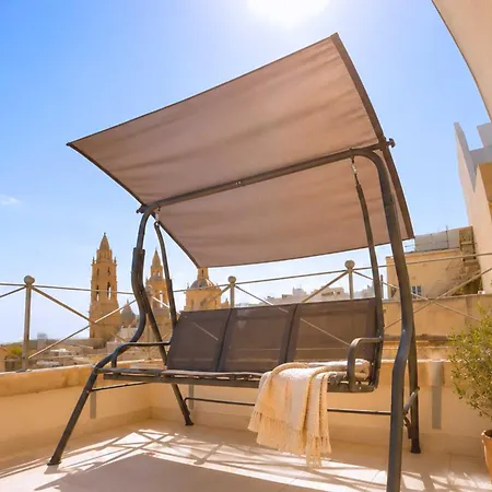 Prázdninový dům Cozy Townhouse With Rooftop View, Prime Spot Sliema