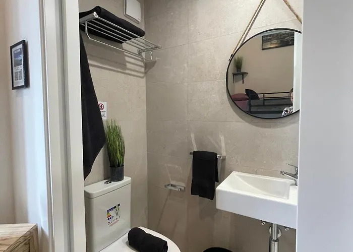 Case de vacanță Cozy Townhouse With Rooftop View, Prime Spot *