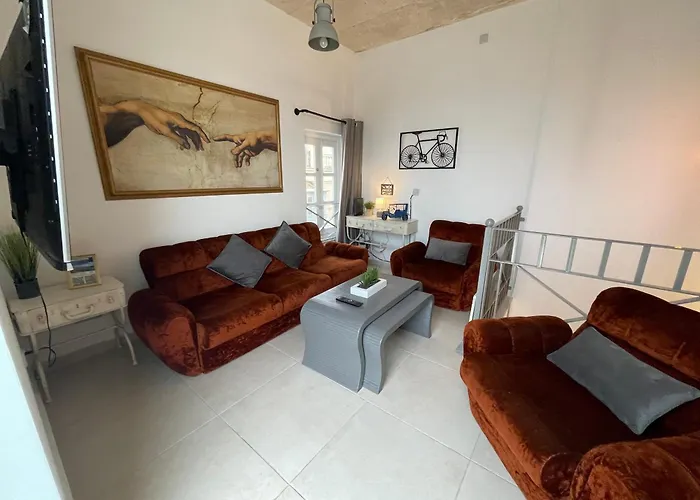 Cozy Townhouse With Rooftop View, Prime Spot * Sliema
