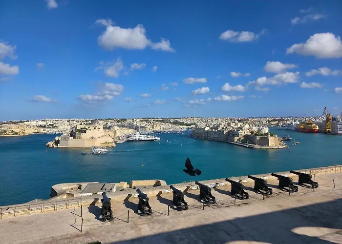 Case de vacanță Cozy Townhouse With Rooftop View, Prime Spot Sliema