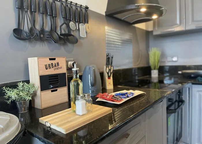 Cozy Townhouse With Rooftop View, Prime Spot Tatil Evi Sliema