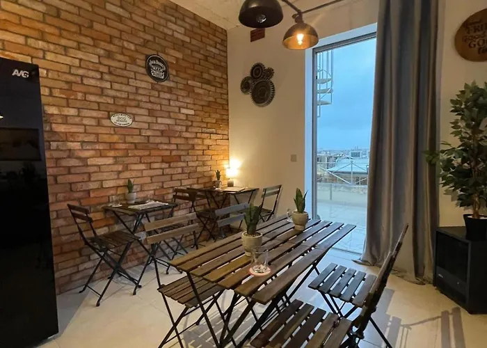 Cozy Townhouse With Rooftop View, Prime Spot