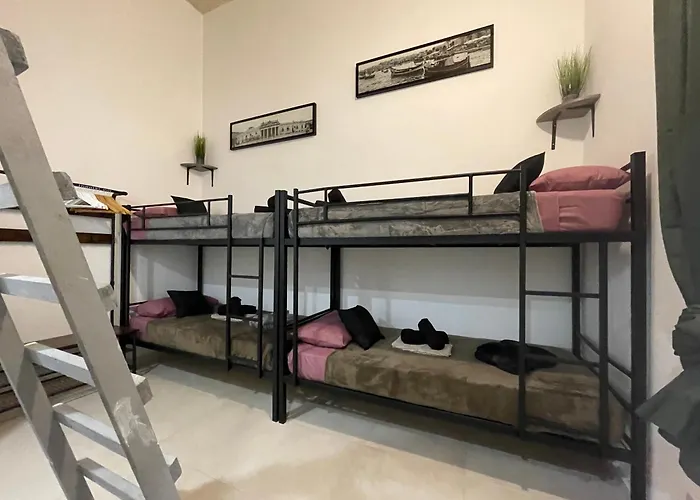 Cozy Townhouse With Rooftop View, Prime Spot