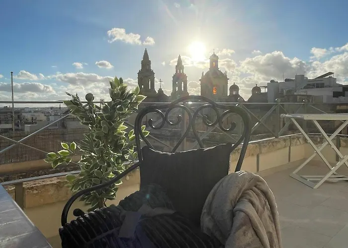 Cozy Townhouse With Rooftop View, Prime Spot Sliema